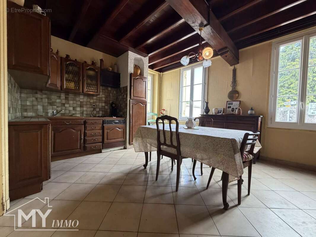 ST PEY DE CASTETS : Ensemble immobilier avec commerce et dépendances - photo 3