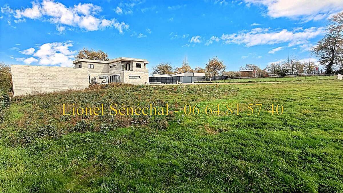 Terrain à JOUE-L'ABBE