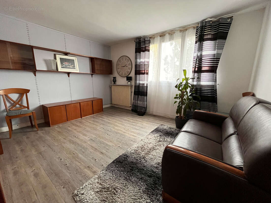 Appartement à LES CLAYES-SOUS-BOIS