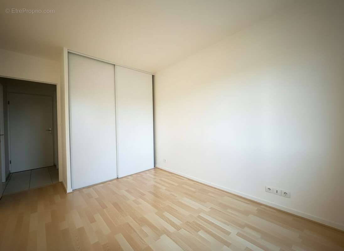 chambre - Appartement à BUSSY-SAINT-GEORGES