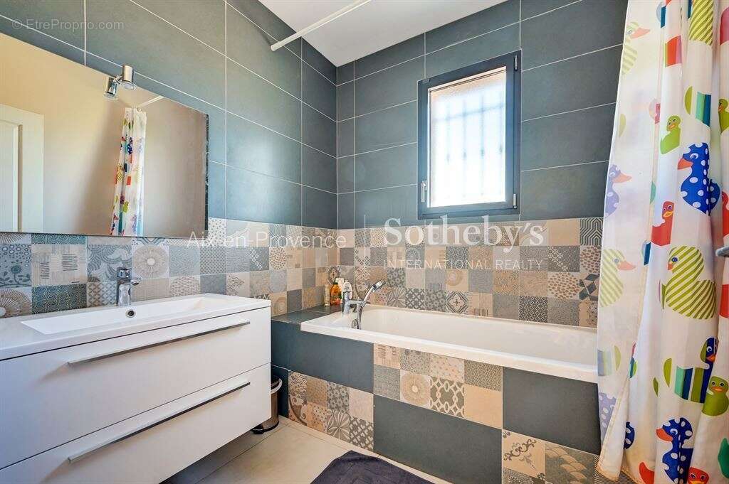 Maison familiale 200 m² sur 2100 m² à vendre à l'ouest d'Aix-en-Provence - photo 11