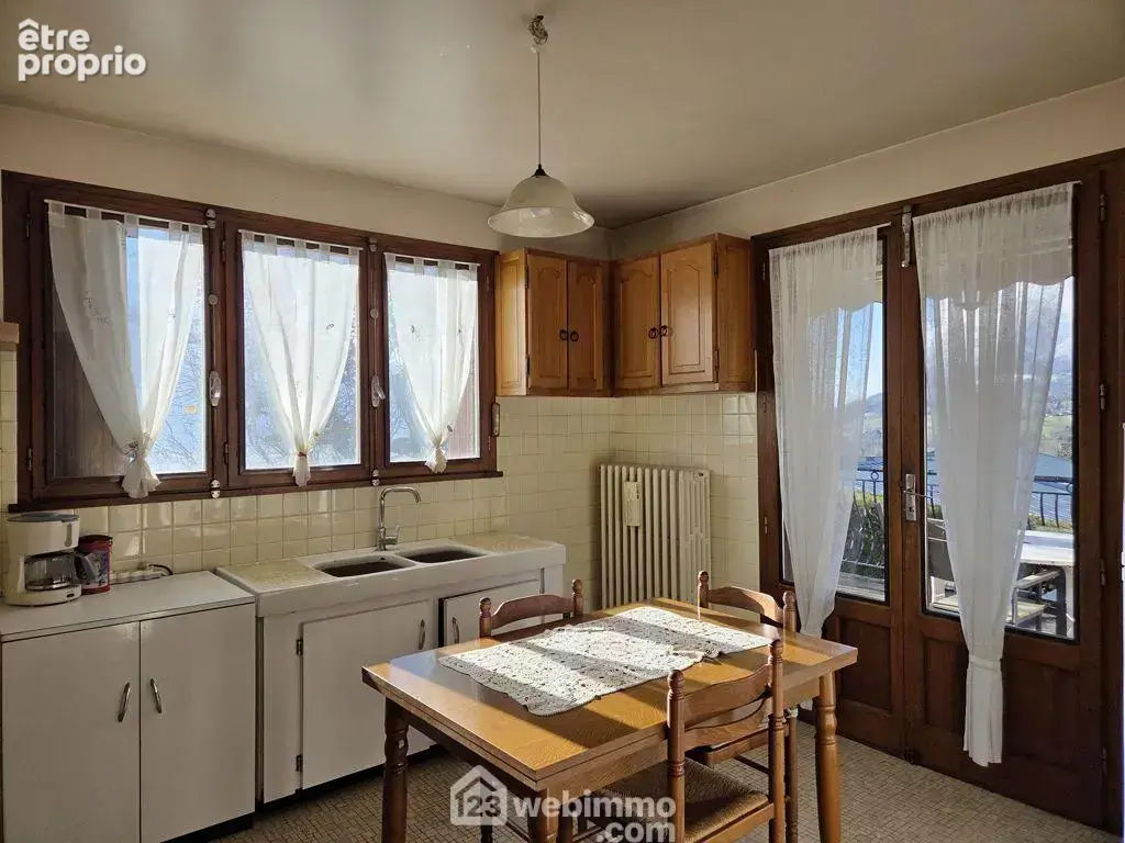 Elle dispose d'une cuisine de 13m²,