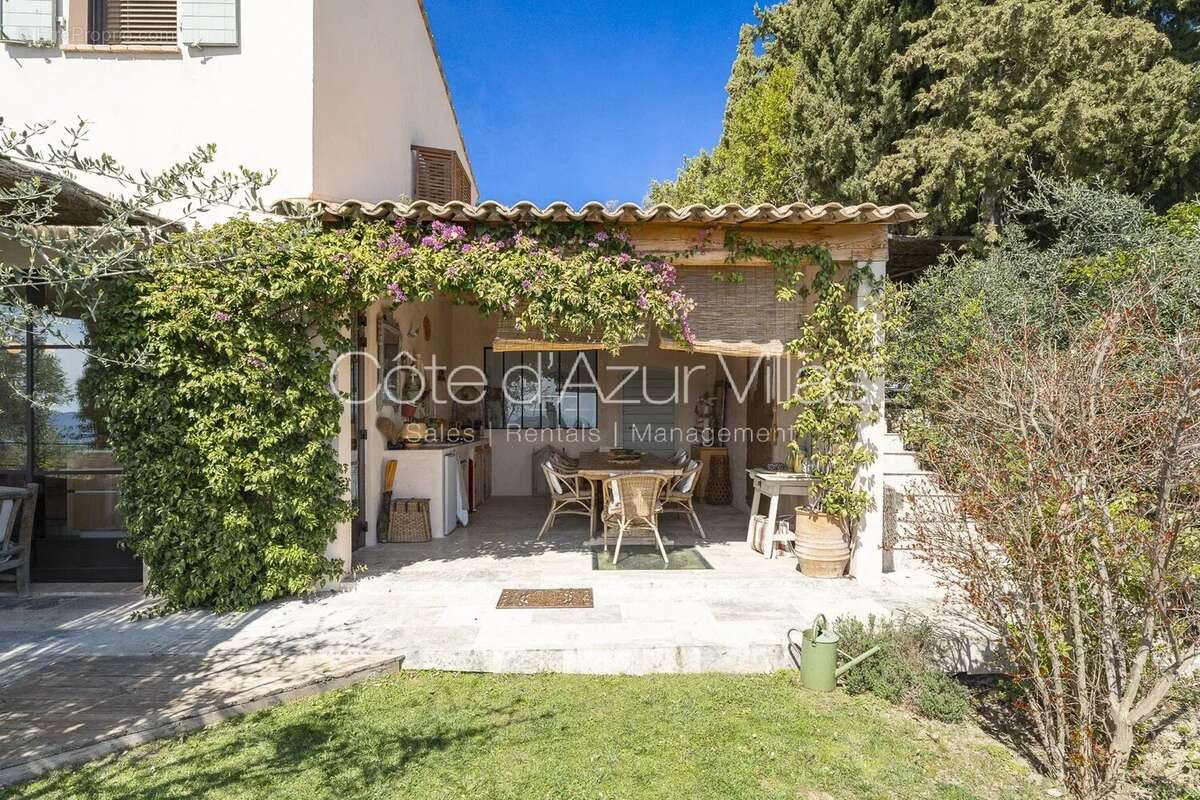 Maison à CHATEAUNEUF-GRASSE