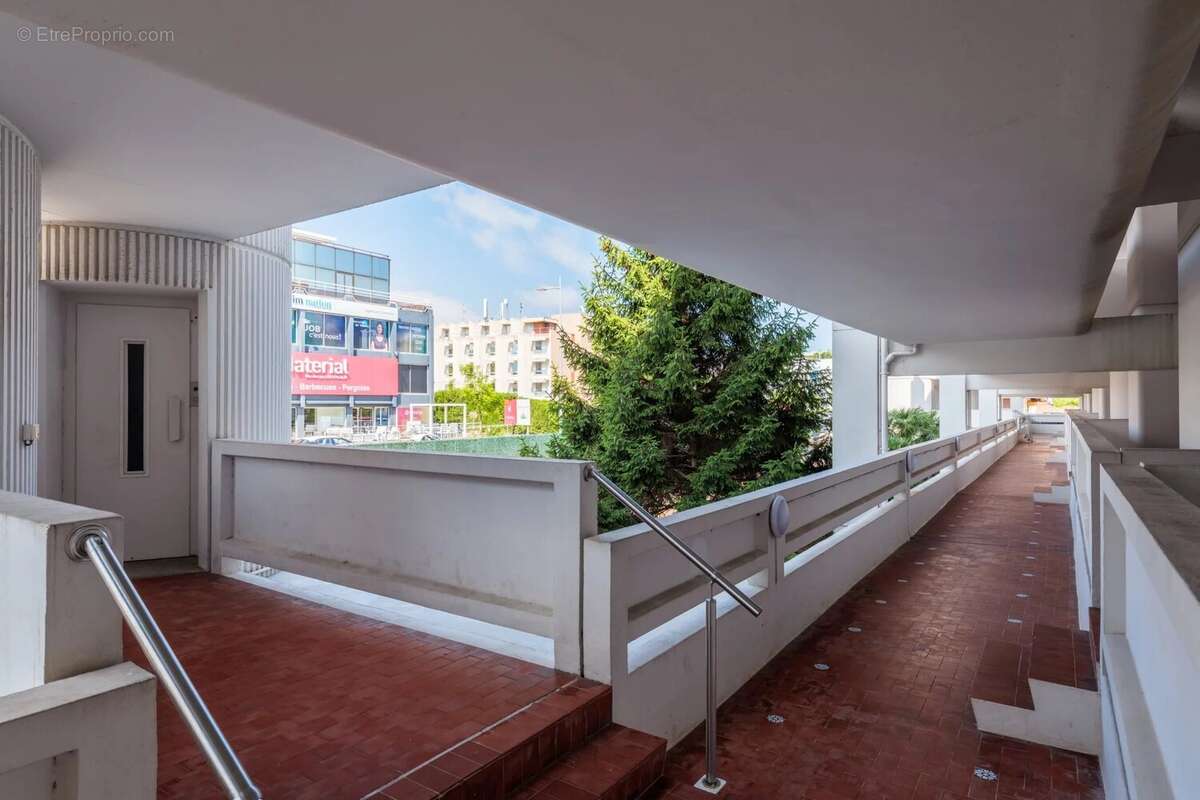 Appartement 2 pièces en Front de mer avec vue mer panoramique  - Saint Laurent du var - photo 9