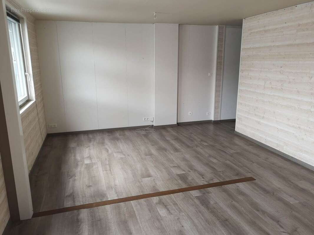 Commerce à SAINT-MARTIN-DES-CHAMPS