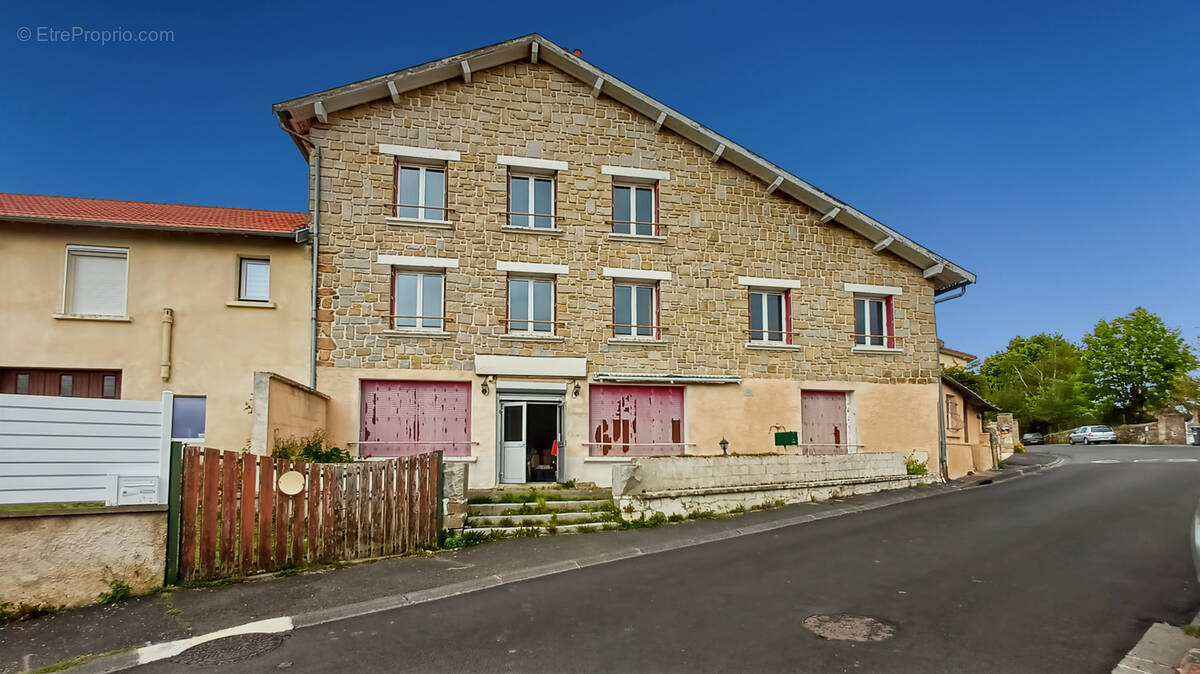À VENDRE   Immeuble ancien hôtel à rénover   Saint-Genès-Champanelle (63122) - photo 1