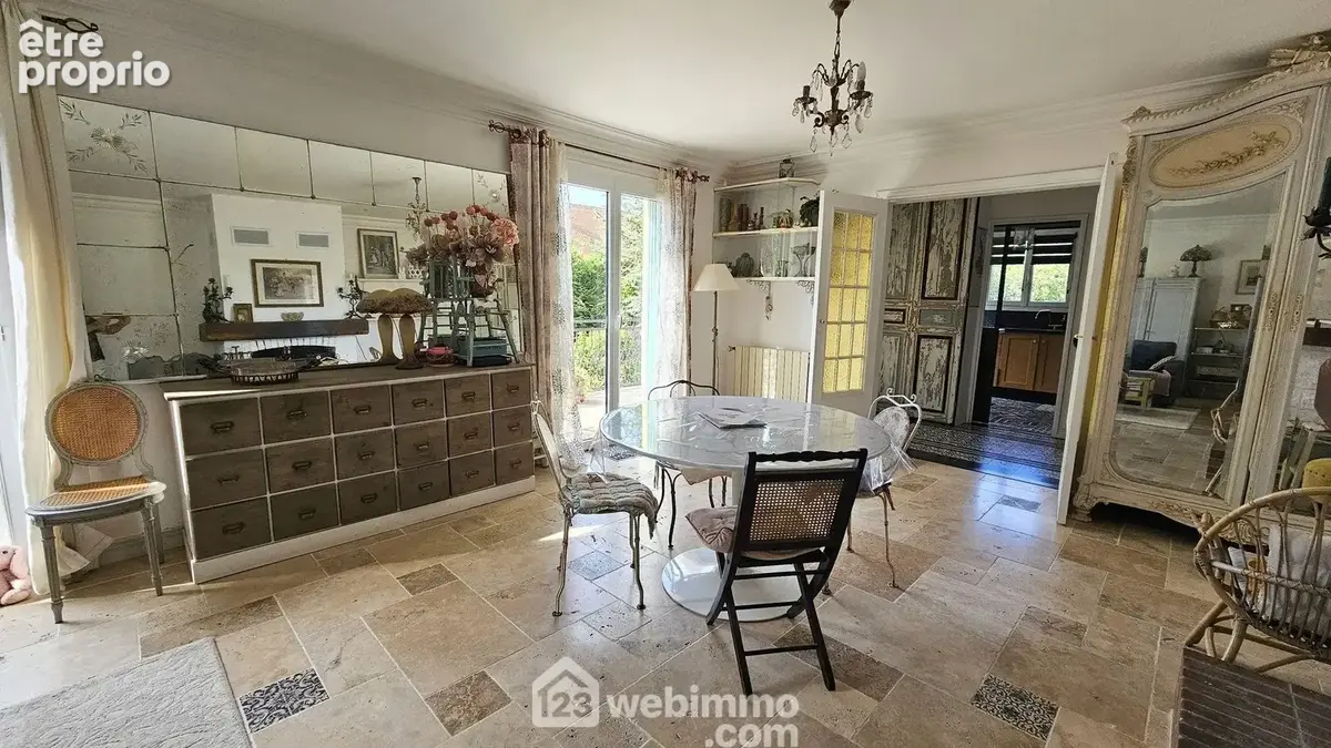 Un espace salle à manger avec son accès direct sur la terrasse.