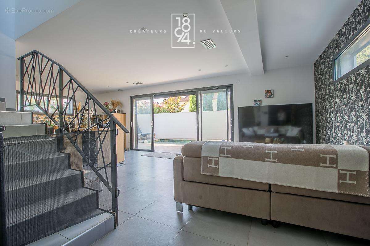 Maison À Vendre T4 Marseille 13011  Eoures  Villa familiale de 112m²  Jardin et piscine  Suite parentale en rez-de-chaussée  Sta - photo 12