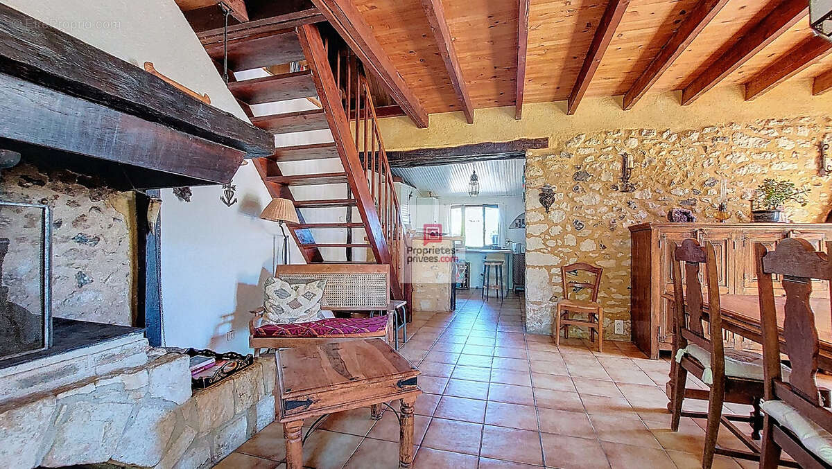 A Plazac, ensemble de maisons totalisant  257m2. 6 chambres. 6 salles d'eau. Carport fermé 40 m2. Jardin de 5000 m2 environ - photo 8