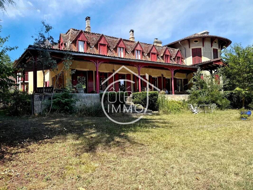 BERGERAC : Manoir atypique 17 pièces de 570m² avec dépendances - photo 2