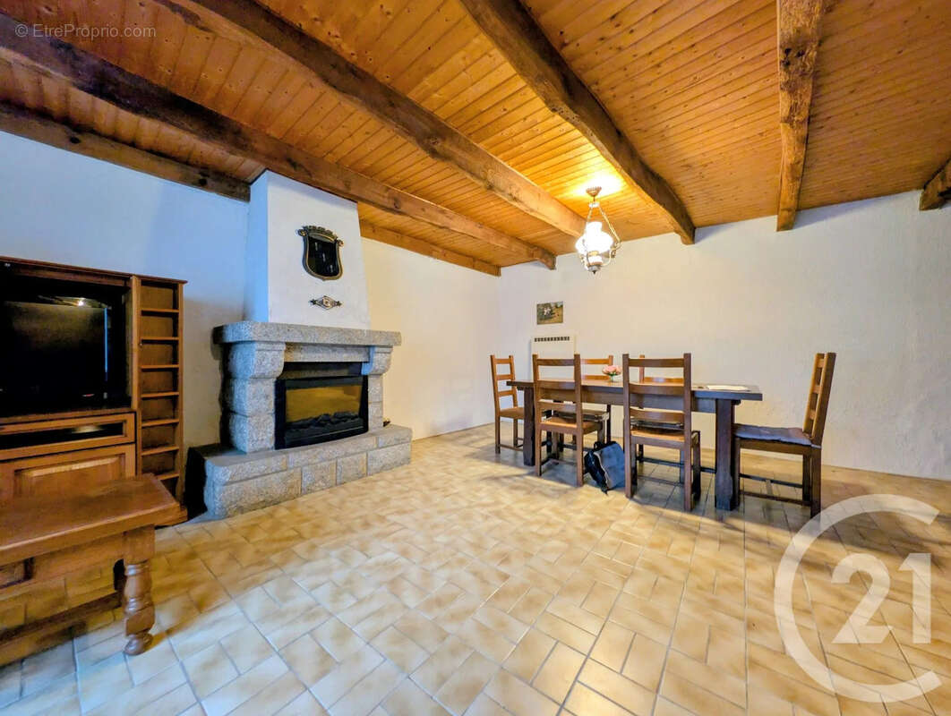 Maison à LA TRINITE-SURZUR