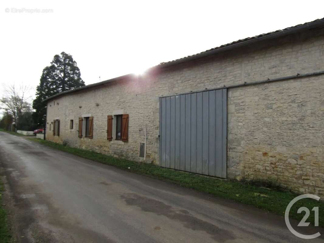 Maison 108 m² à Pioussay  - photo 20
