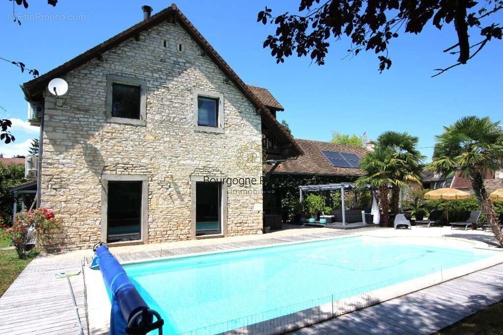 Belle propriete de caractere de 293 m² avec piscine et terrain de 1510 m² - photo 2