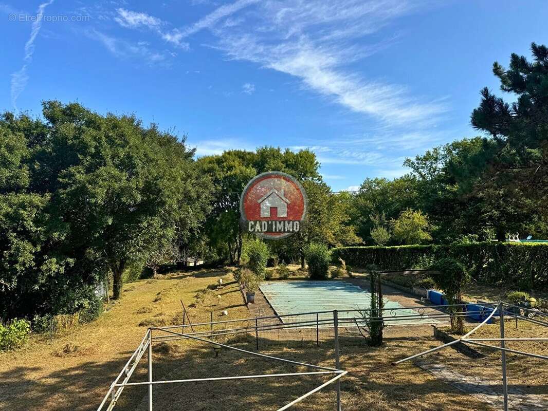 Maison à COUZE-ET-SAINT-FRONT