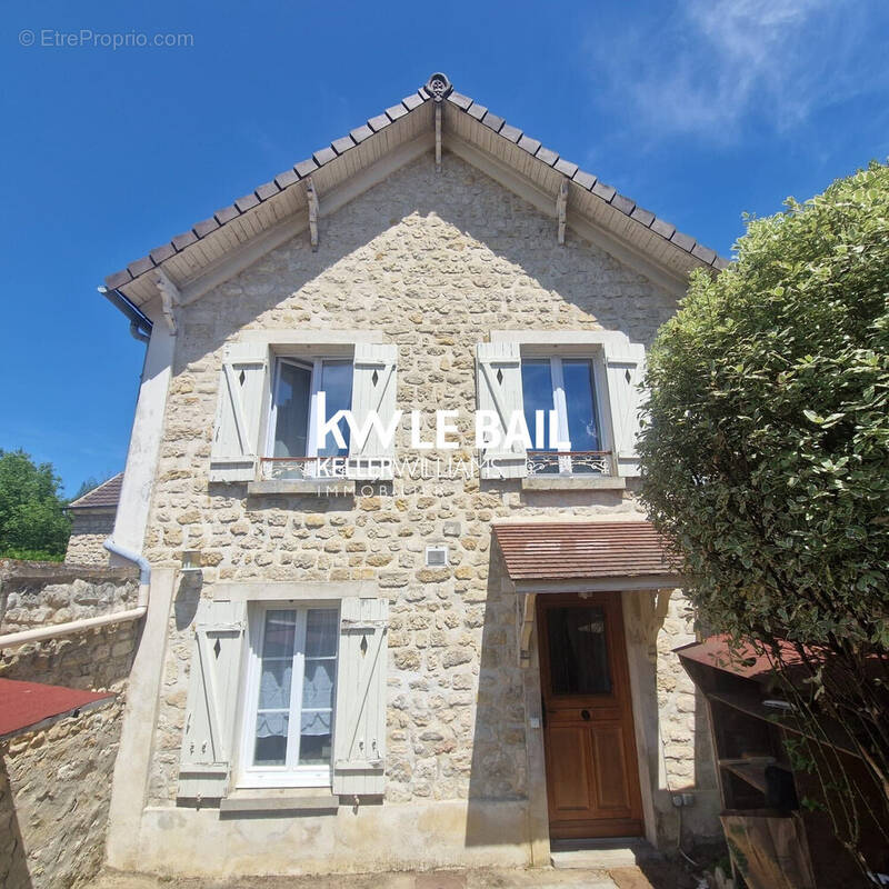 Maison à VALLANGOUJARD