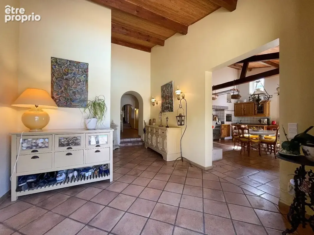 Une maison en pierres autour de sa piscine - photo 3