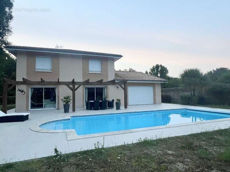 Maison à SAINT-JEAN-D'ILLAC