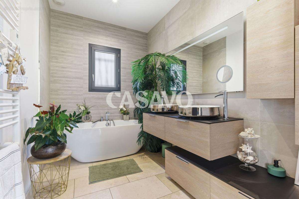 Maison à LE PUY-SAINTE-REPARADE