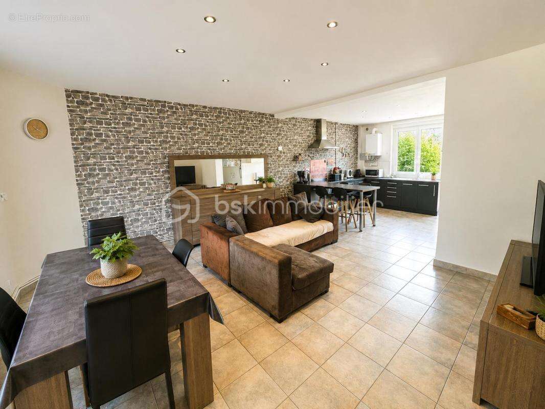 Maison individuelle  4 chambres terrain et dépendances - photo 2