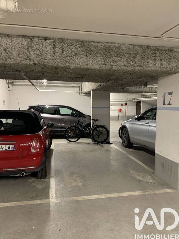 Photo 1 - Parking à PARIS-15E