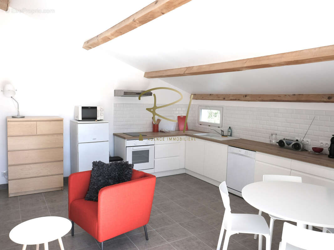 Maison de village en pierre avec 1 logement et 5 garages - Idéal investissement - photo 6