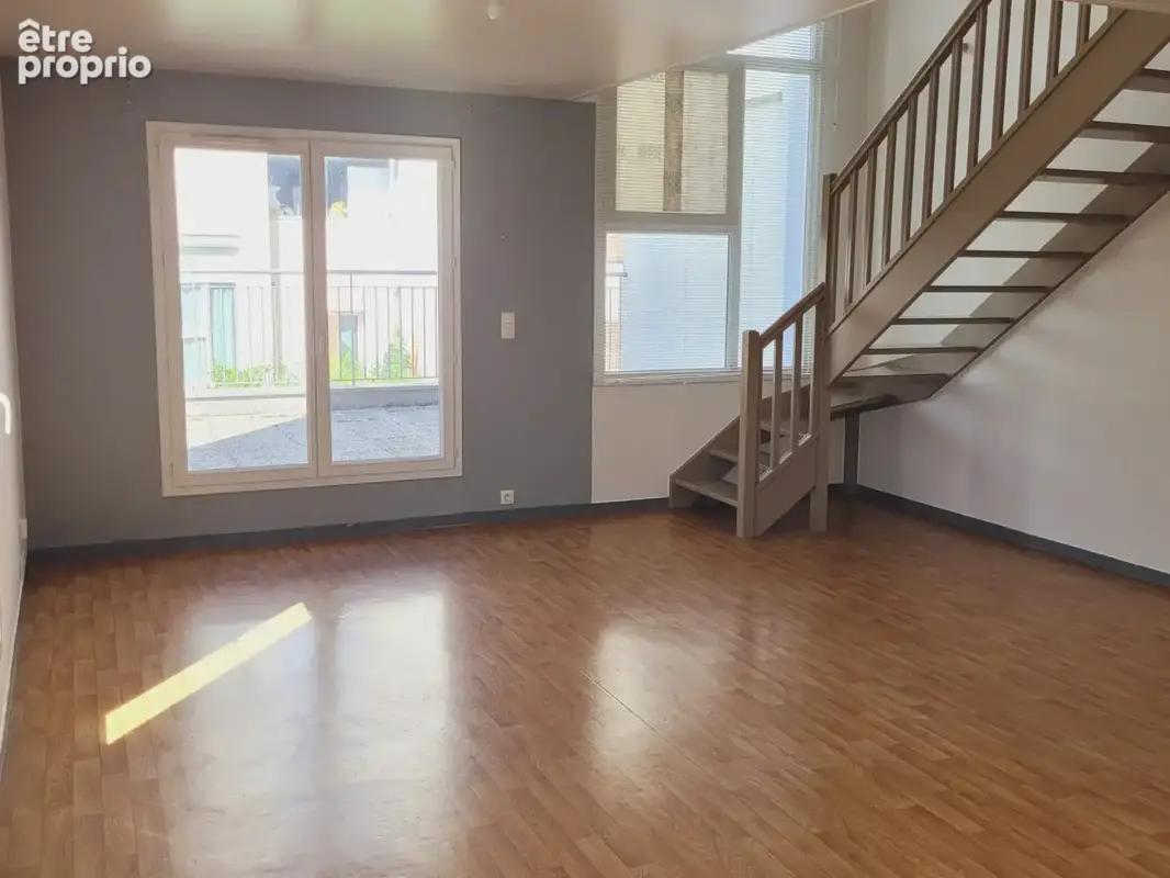 En vente appartement F3 en duplex avec grand séjour donant sur une terrasse de 40 m² à Val de Reuil