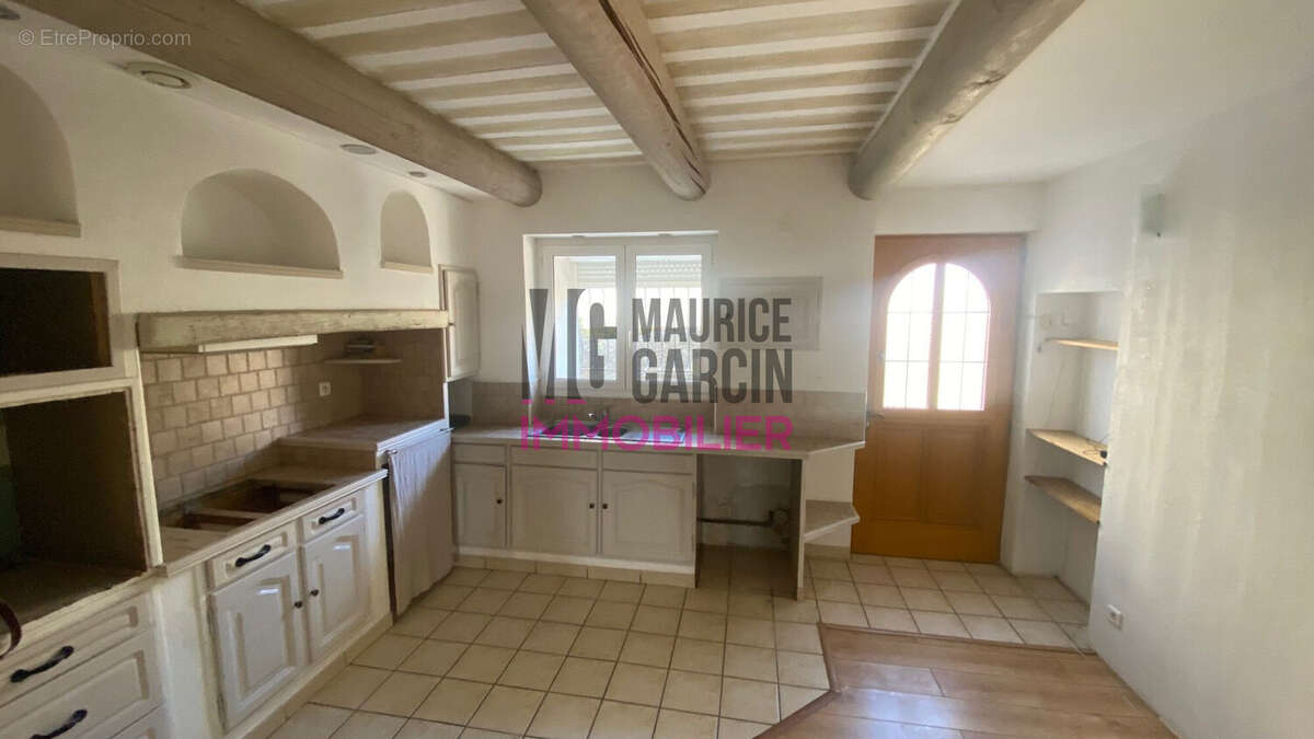 Maison à ENTRAIGUES-SUR-LA-SORGUE