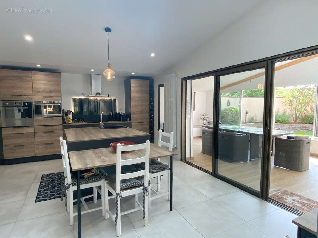 Villa plain pied sur 1000 m2 de terrain avec piscine. - photo 10
