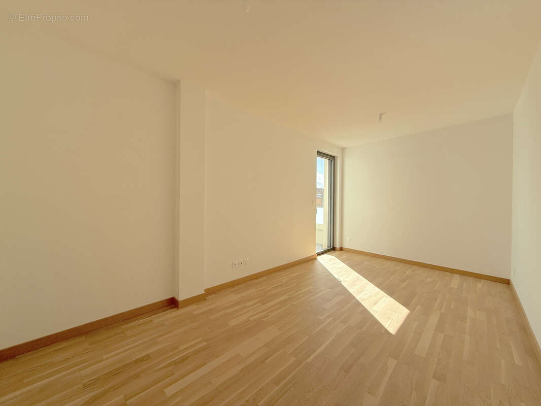 Appartement à LA TOUR-DE-SALVAGNY