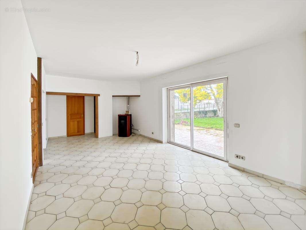 Maison à MONTENDRE