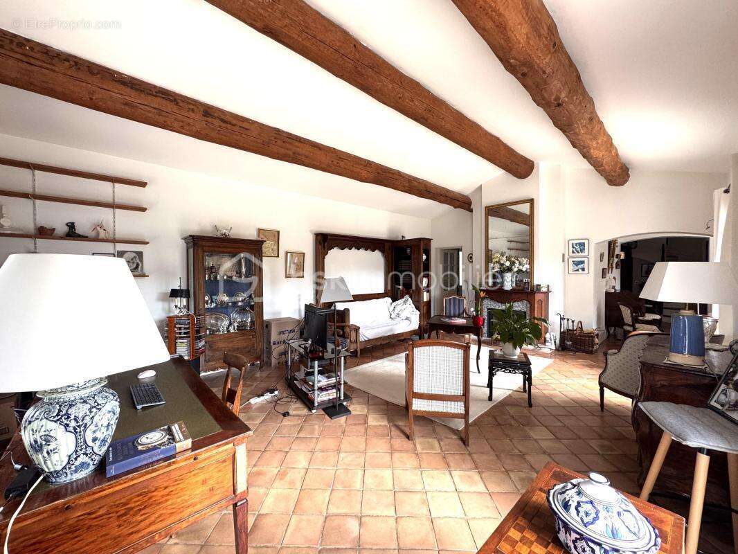 Maison à SAINT-MITRE-LES-REMPARTS