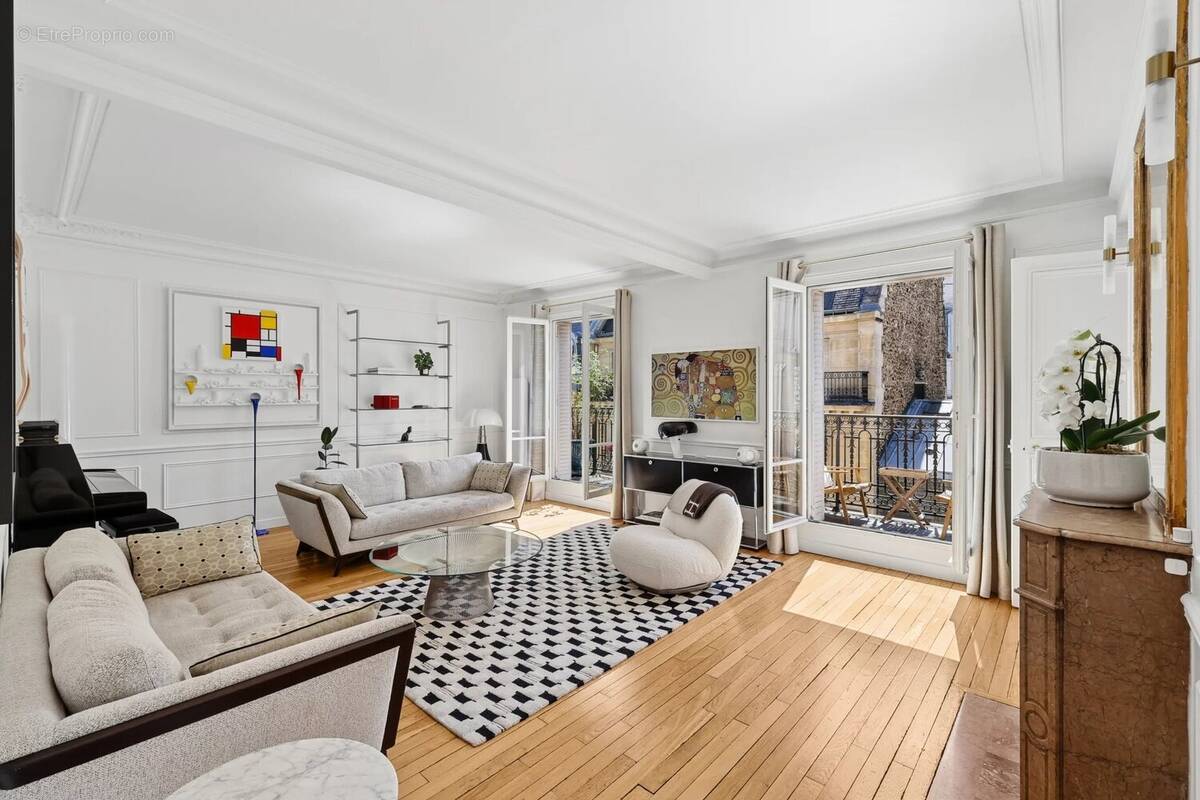 Appartement à PARIS-16E