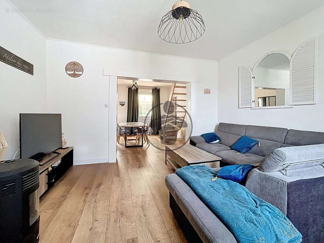 Maison à MONTESCOURT-LIZEROLLES