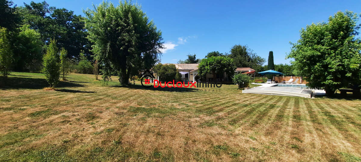 Grande maison individuelle de plain-pied avec piscine et vaste terrain arboré - photo 20