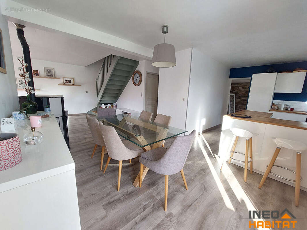 Maison à SAINT-THUAL