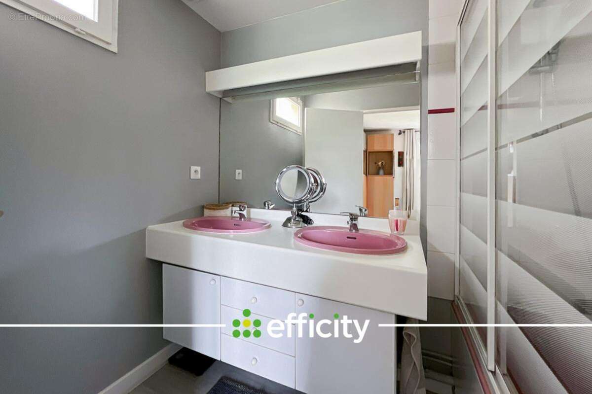 Maison à MANDRES-LES-ROSES