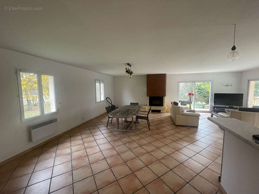 Proche Périgueux MAISON de PLAIN PIED 146 m2 avec 4 chambres / Grand garage / Grand terrain avec PISCINE. - photo 14