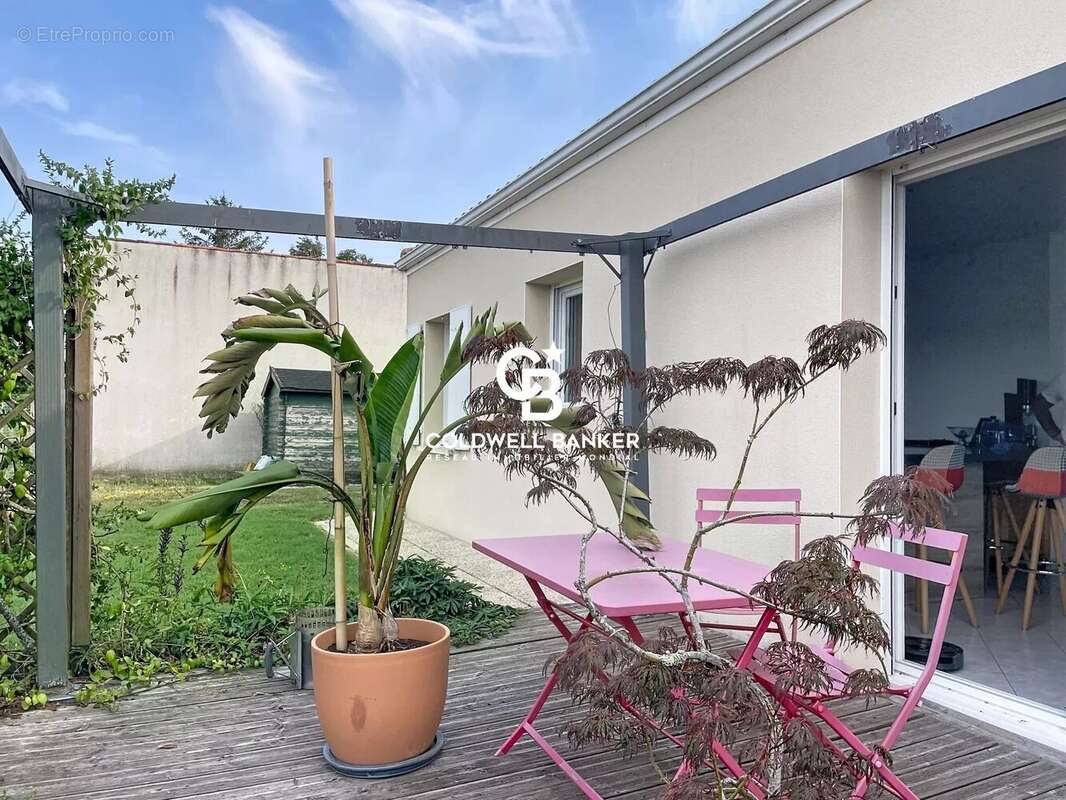 Maison de plain-pied avec garage et jardin et Saintes - photo 9