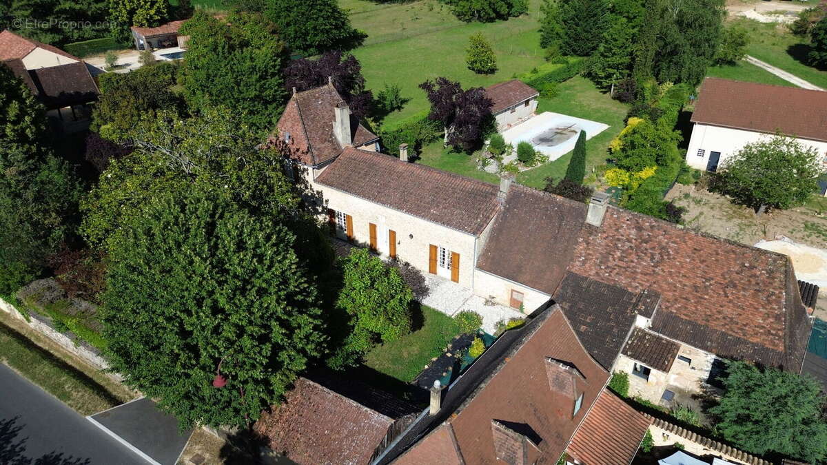 Maison de village de caractère avec piscine et terrain de 1875m2 - photo 7