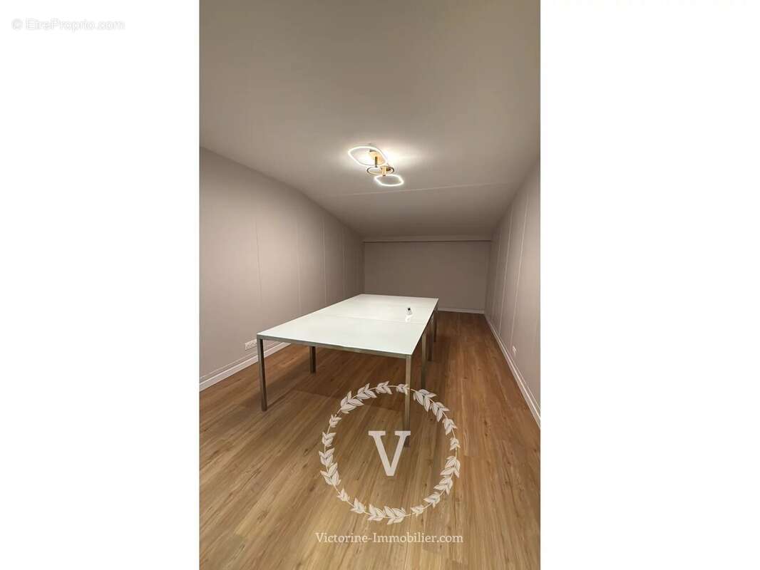 Commerce à PARIS-9E