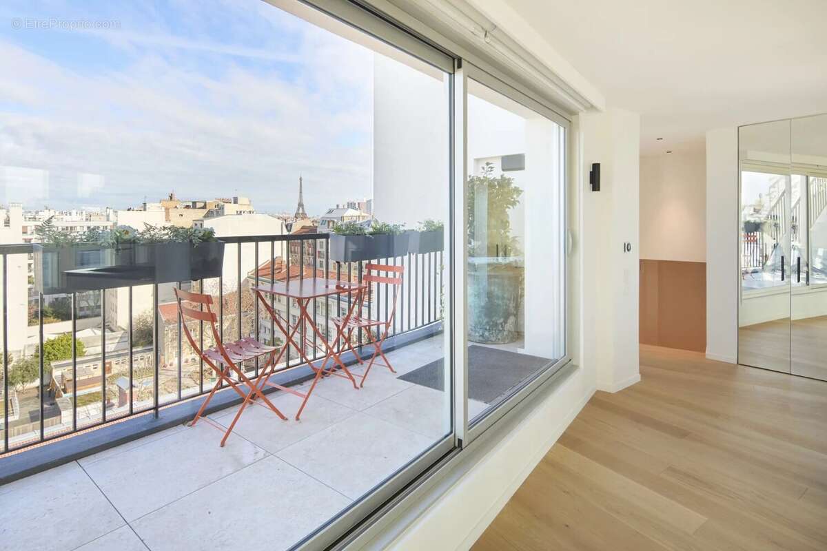 Appartement à PARIS-16E