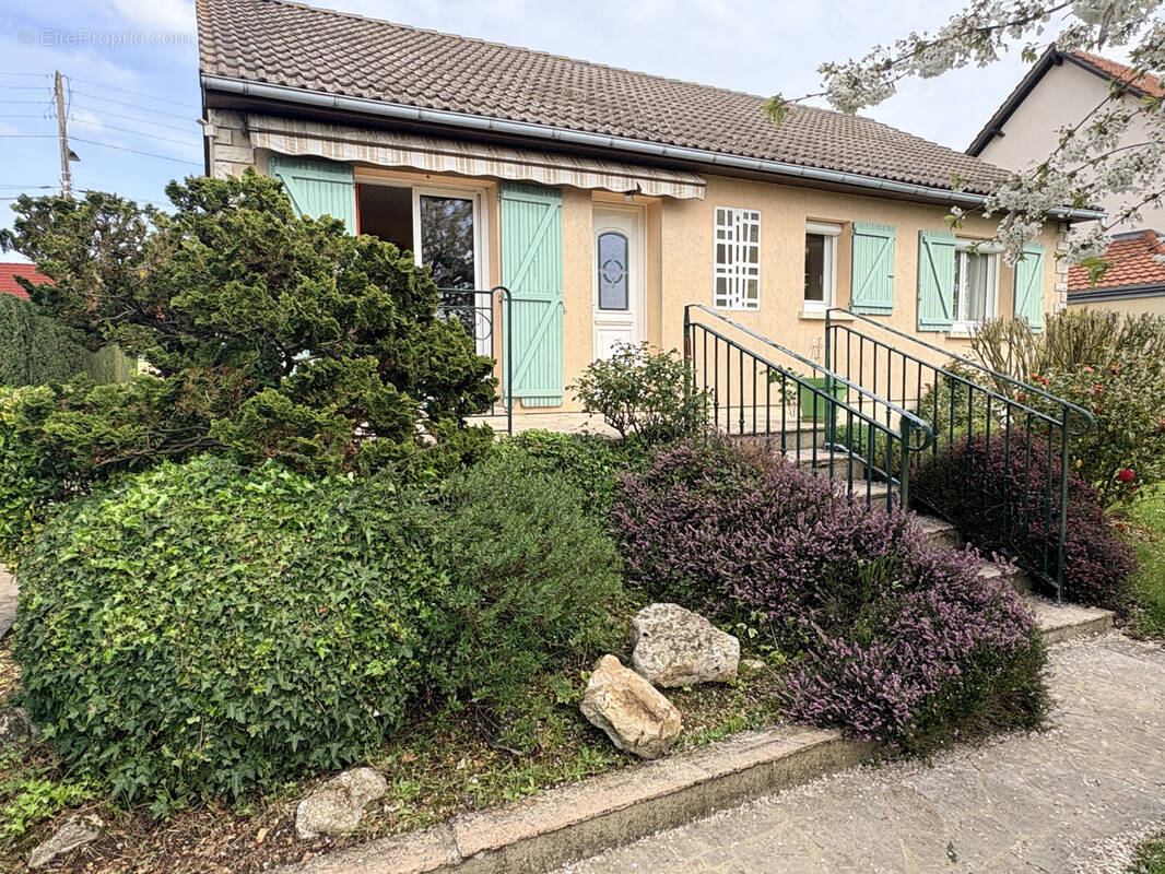 Maison à FONTAINE-LA-GUYON