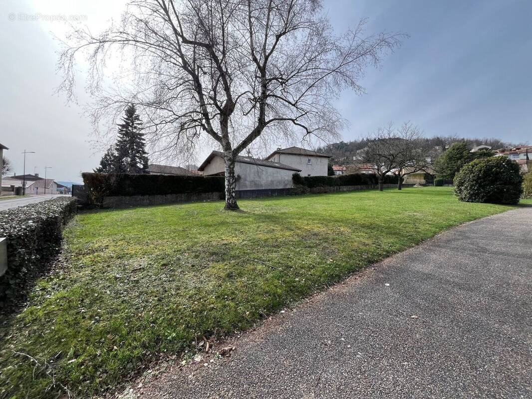 Terrain à SAINT-PRIEST-EN-JAREZ