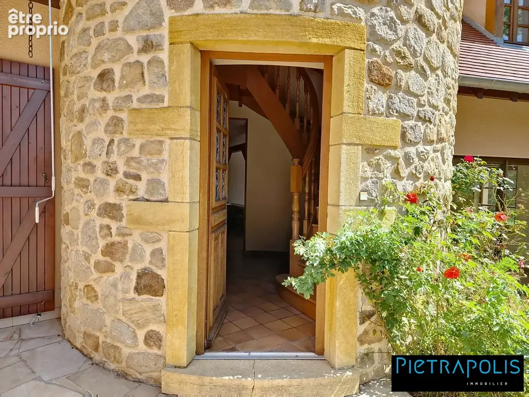Maison 8 pièces 222 m² à vendre à La Clayette (71800) - photo 3