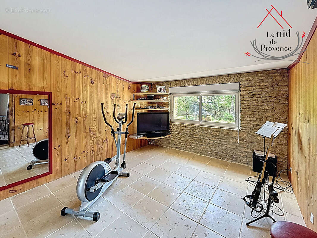 Maison à LA ROQUE-SUR-PERNES