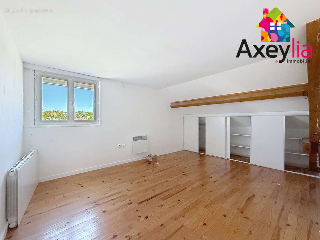 A vendre - pouilly-sous-charlieu - maison d'habitation avec 5 chambres, garage et terrain - photo 7