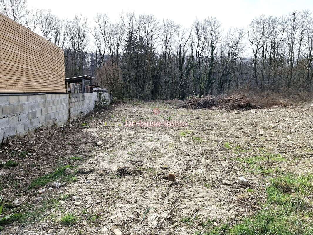 Terrain à SAINT-CLAIR-DE-LA-TOUR