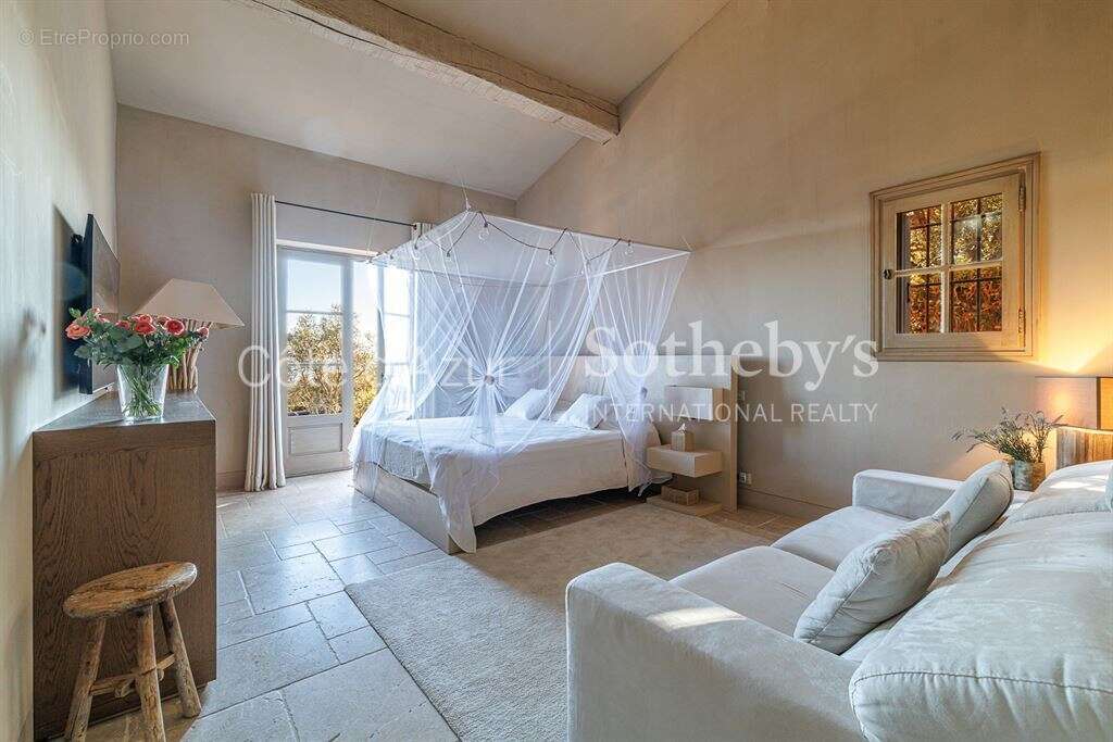 Vence bastide néo provençale avec vue mer, piscine chauffée et jardin paysager de 4 300 m² - photo 15