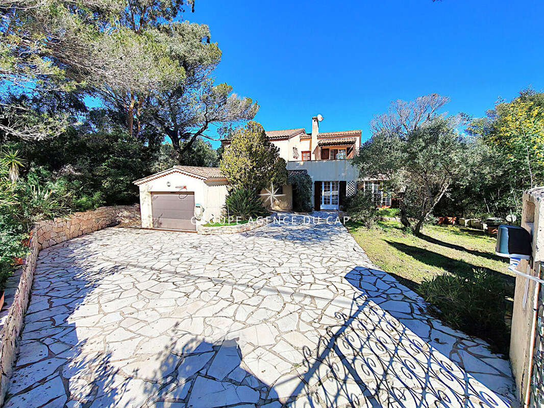 A vendre villa 6 pieces 4 chambres solarium avec apercu mer piscine a proximite du centre ville de saint aygulf - photo 2