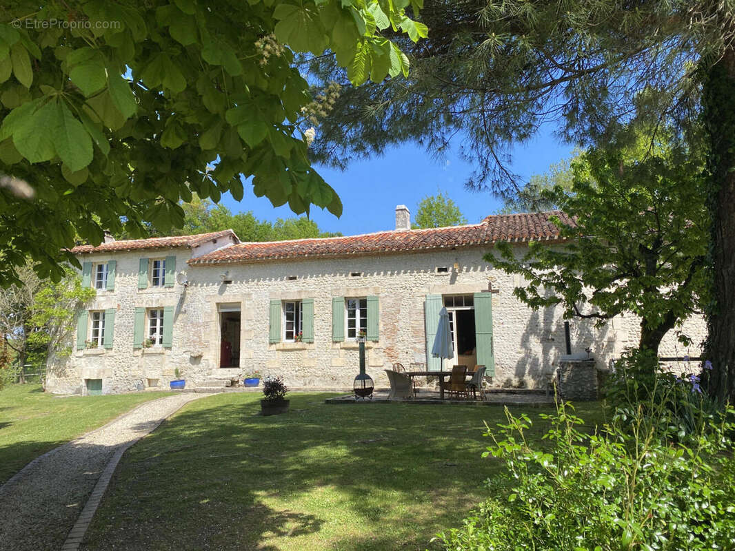 facade 2 - Maison à AUBETERRE-SUR-DRONNE